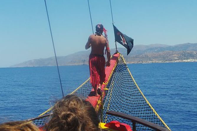 Excursion en bateau pirate avec déjeuner en Crète